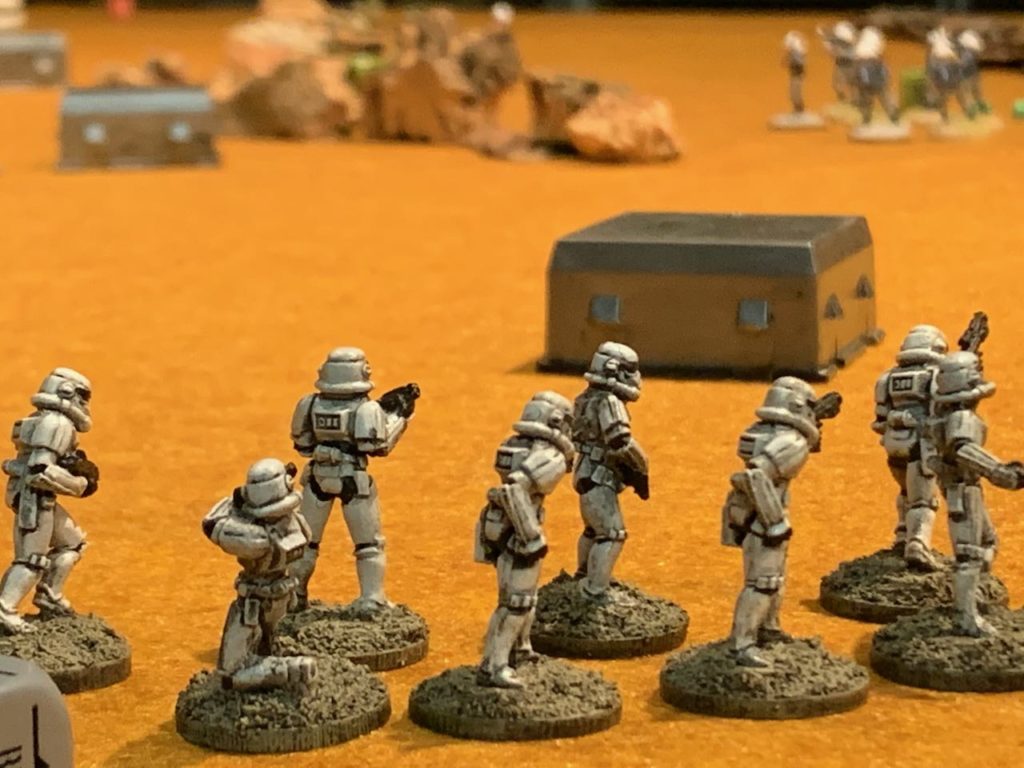 Gli stormtroopers avanzano all'aperto, senza paura e sparando a qualunque cosa si muove.